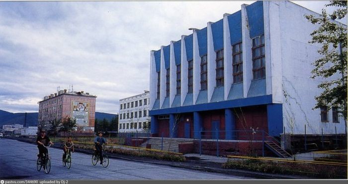 Юные велосипедисты на Советской улице в Сусумане. Китайских велосипедов в начале 90-х ещё не было, все катались на старых советских. история, факты, фото