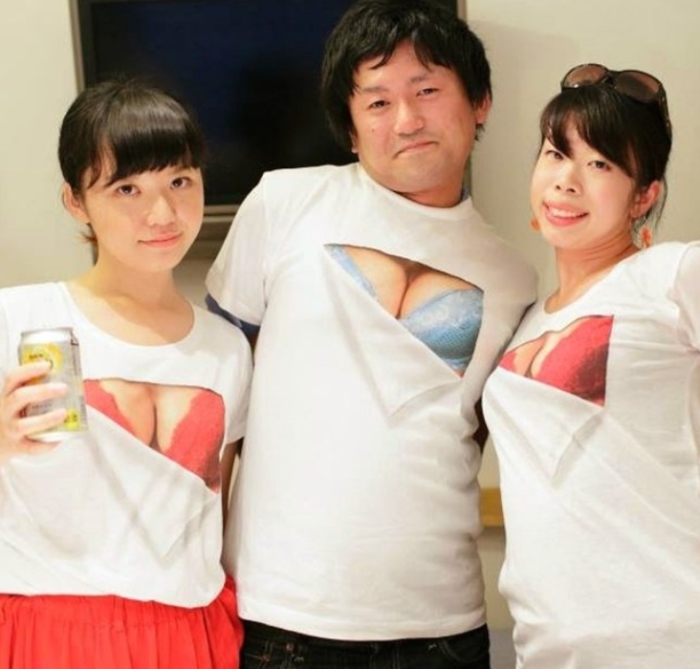 В этой семье даже отец решил примерить на себя чудо-футболку. Дизайнер: Takayuki Fukuzawa.