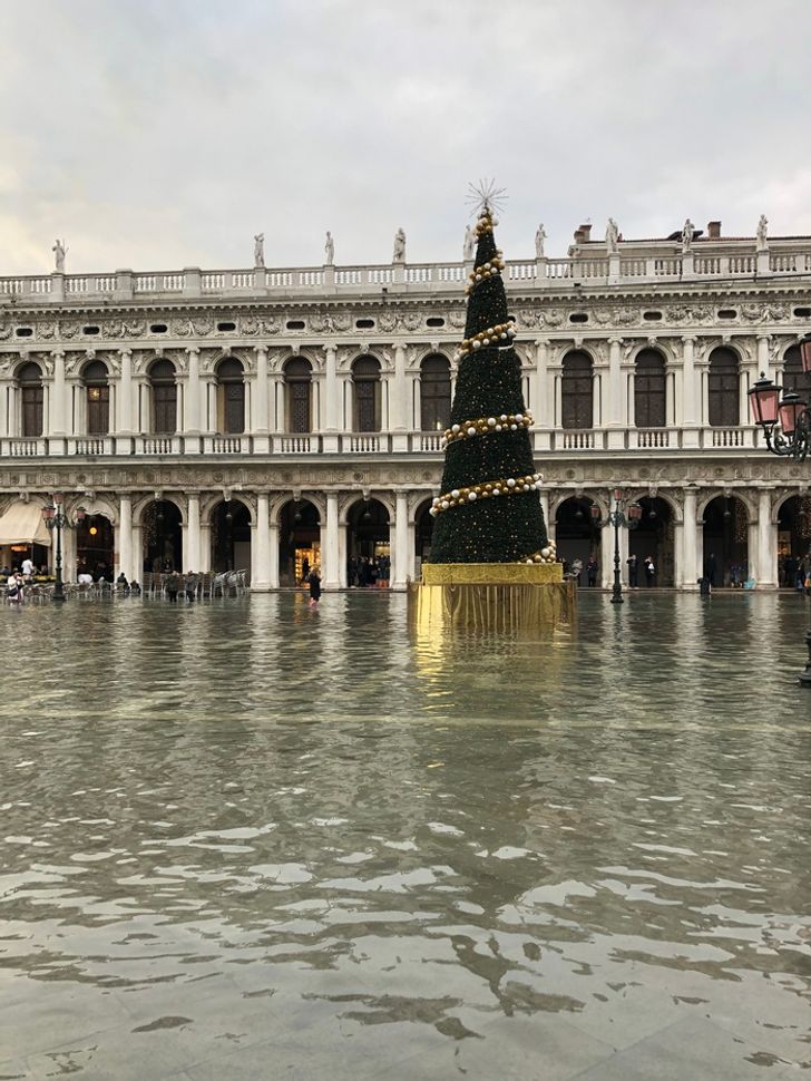 (Не)обычная Венеция. Продолжение дверные, Продолжаем, часто, переулки», «Рождественская, в Венеции», «Почти, на каждой, двери, молоточки, И очень, в виде, выглядит, Встречаются, уникальные, ручки, расположенные, по центру, двери», «Античный