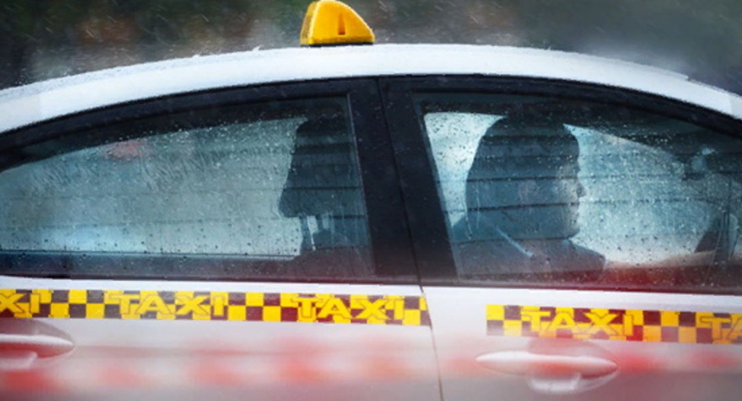 Петербургский депутат предложил запретить мигрантам работать в такси