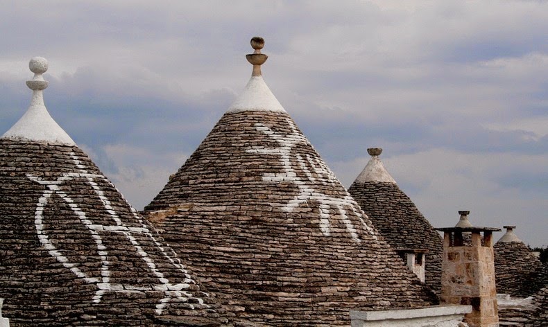 Трулло – обычные дома из известняка в городе Альберобелло в Италии авиатур