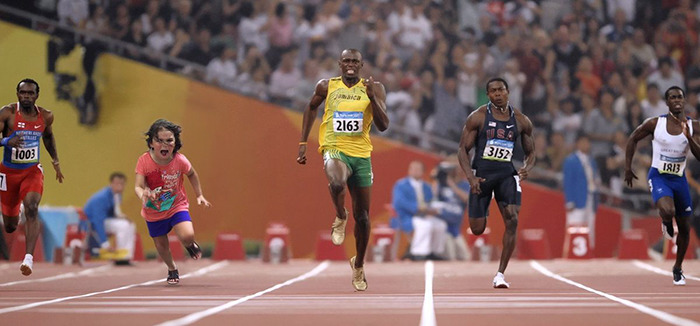 девочка убегает от павлина