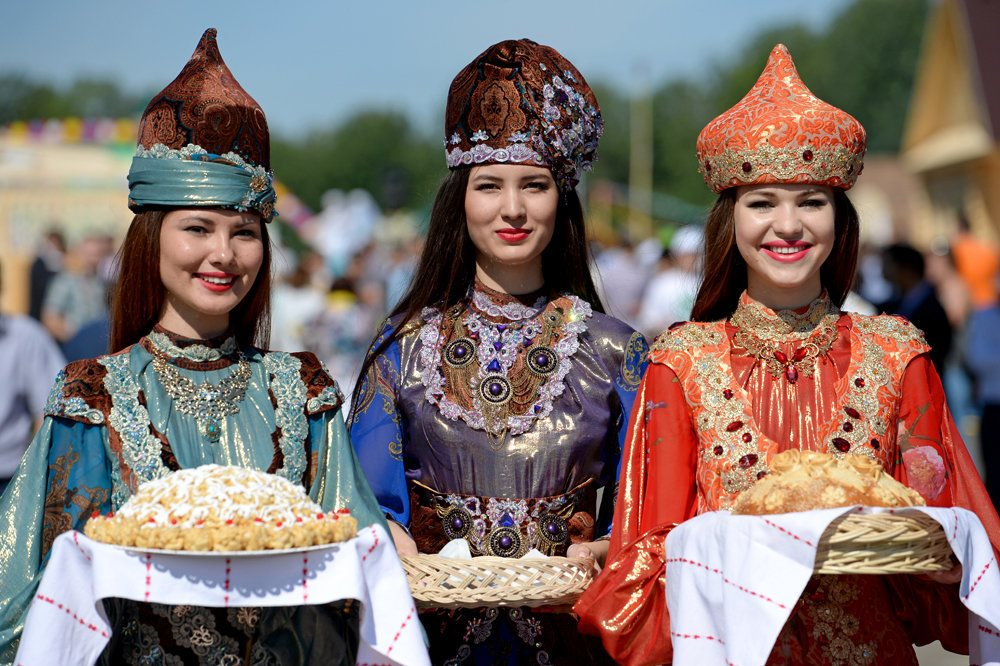Девушки татарки в национальном одеянии. Фото взято из открытых источников