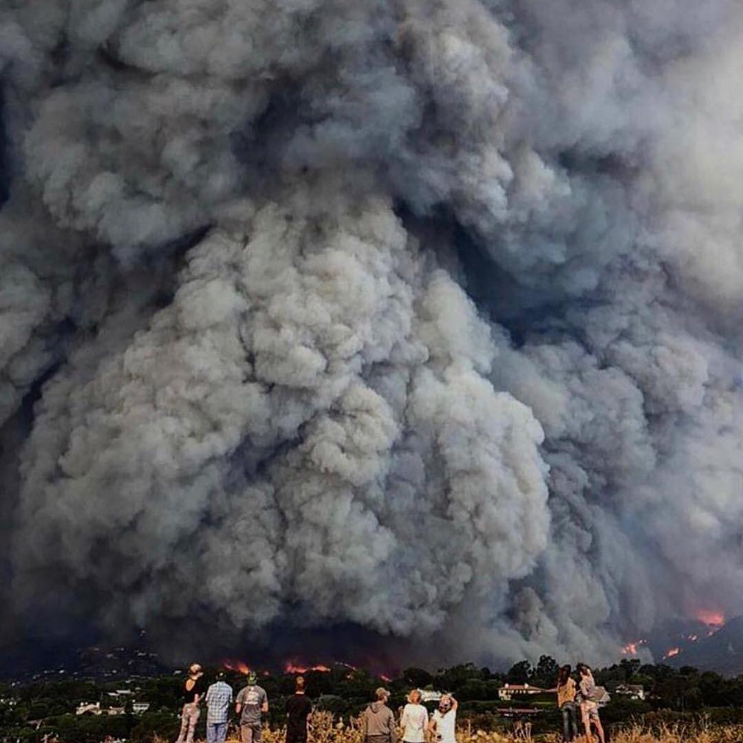 Самый сильный пожар за всю историю Калифорнии в фотографиях из соцсетей Самый сильный пожар за всю историю Калифорнии в фотографиях из соцсетей катастрофы