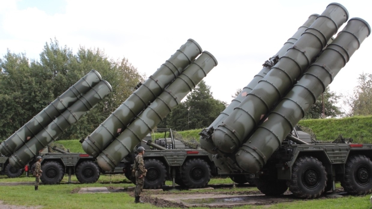 Расчеты С-400 отразили авиаудар условного противника на учениях «Запад-2021»