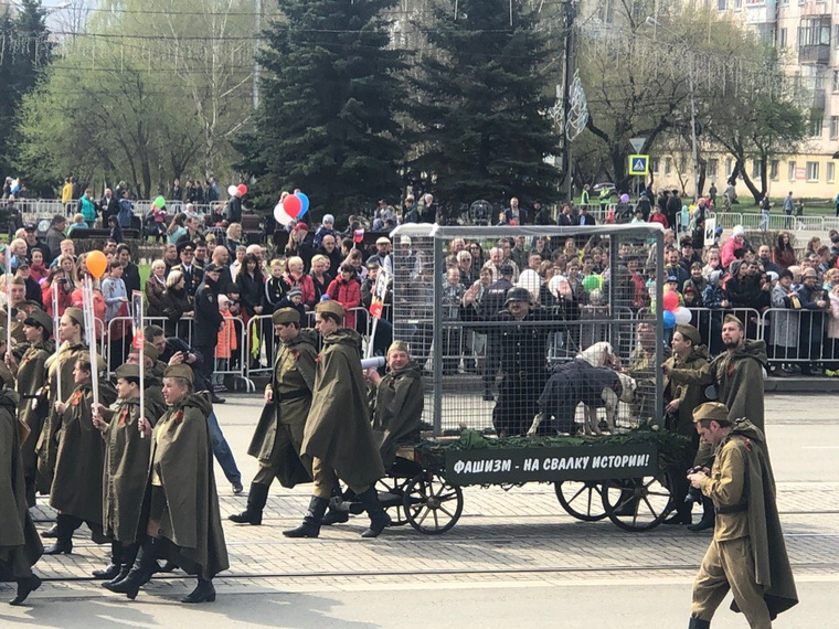 На Урале по центру города провезли «фашиста» в клетке с собаками. 9Мая,общество,россияне