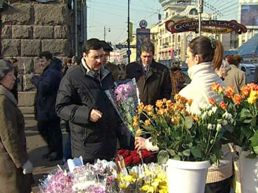Что подарить на 8 Марта жене, а что любовнице