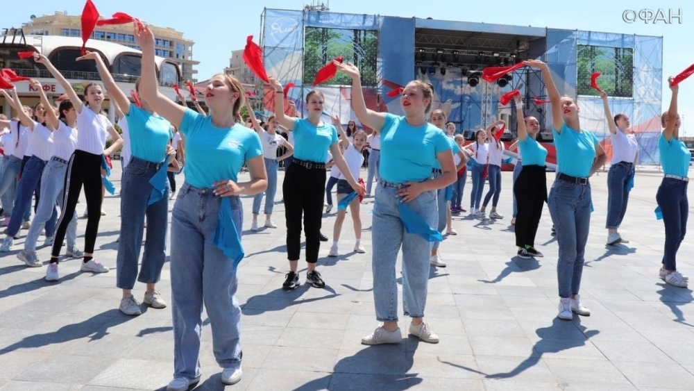 Ялта начала отмечать День России зажигательным флешмобом на набережной