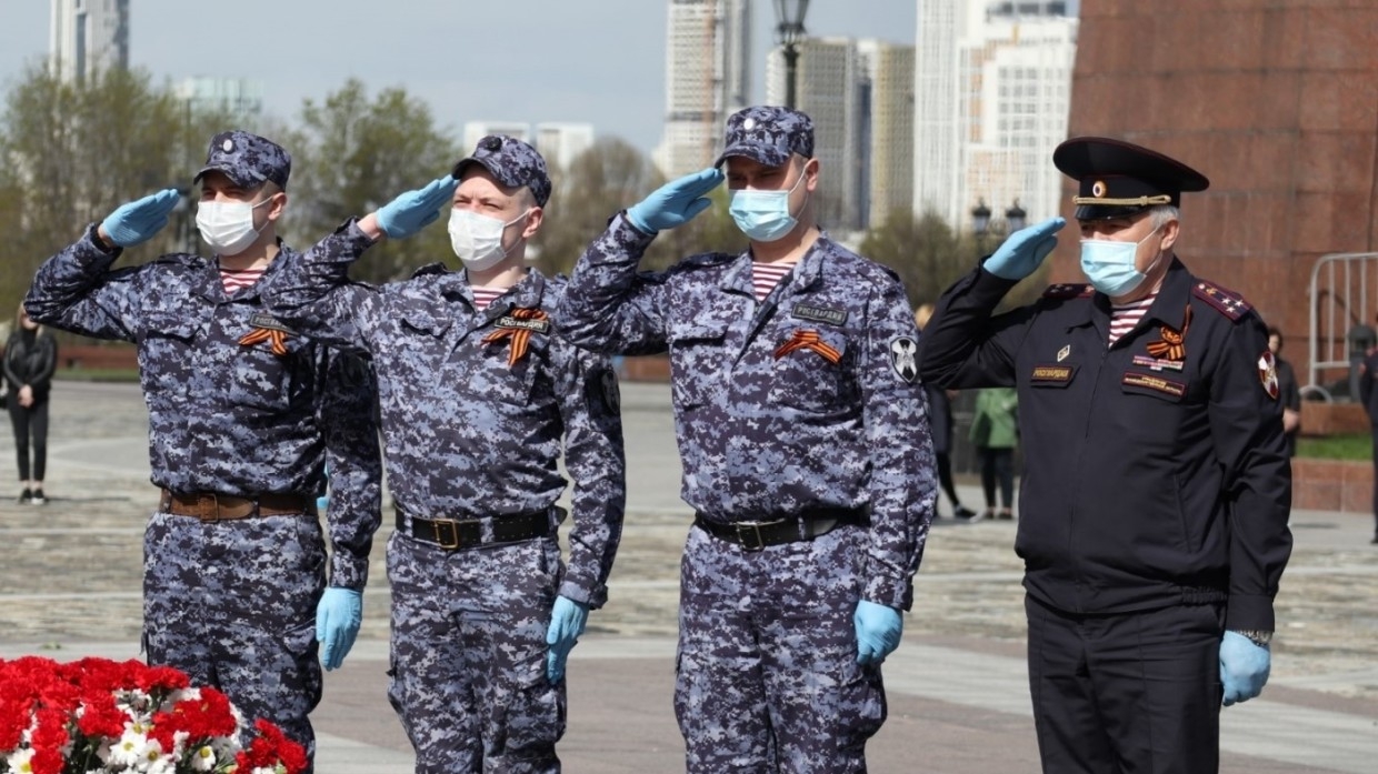 Сотрудники Росгвардии провели в Москве памятную акцию в преддверии Дня Победы