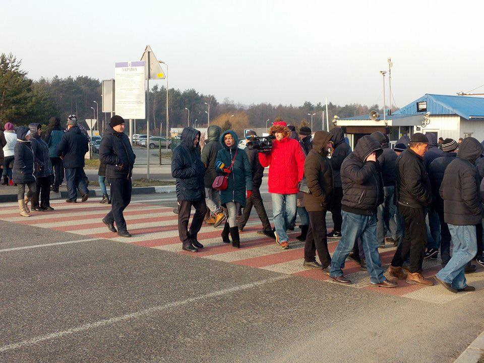 На западе Украины перекрыли границу с Польшей: люди протестуют против новых таможенных правил