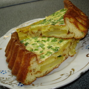 Пирог заливной картофельный с зеленым луком и омлетом.