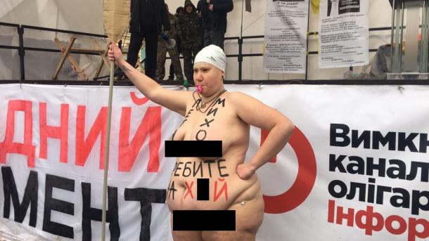 Таких жутких фото вы ещё не видали: голая активистка FEMEN избила михомайданщиков веслом 21+ | Продолжение проекта «Русская Весна»