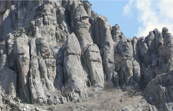 Склоны горы Демерджи напоминают застывших великанов