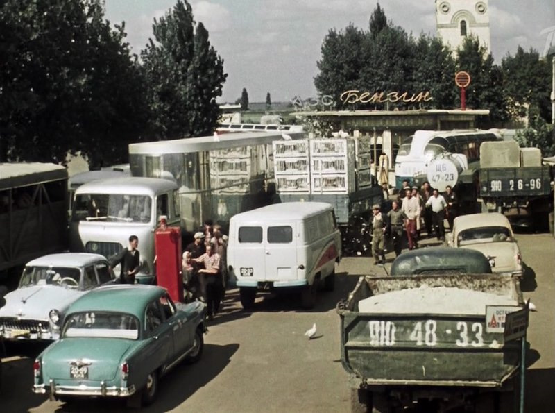 Очереди на советских АЗС были, а вот хорошее топливо далеко не всегда. (Кадр из фильма Королева бензоколонки) СССР, авто, грузовик, зил, зис, разработки, топливо, чебурашка