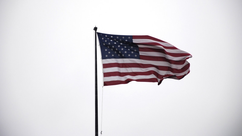 Американские дипломаты сожгли флаги США перед вылетом из Кабула Американские дипломаты сожгли флаги США перед вылетом из Кабула Политика