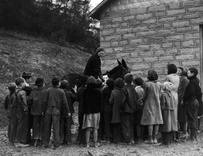 Для многих детей книги и библиотекарь были единственной возможностью узнать что-то о большом мире.