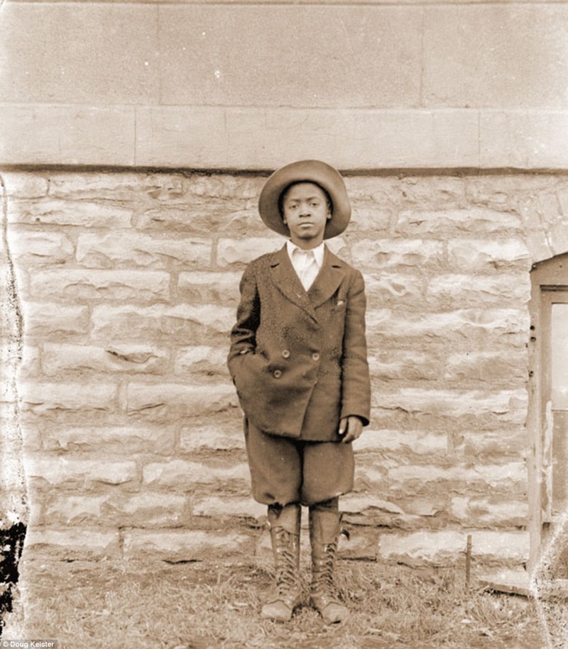 Мальчик у церкви баптистов  афроамериканец, история, прошлое, сегрегация, фотография