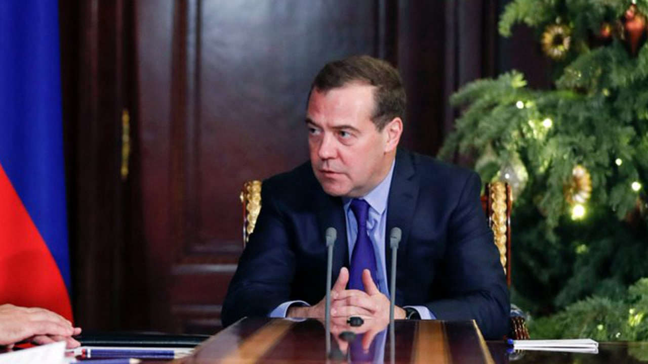 Медведев перечислил разрушительные последствия антироссийских санкций для мира Экономика