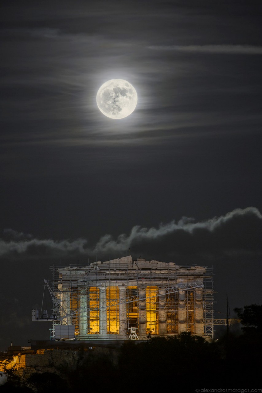 Суперлуние над Акрополем