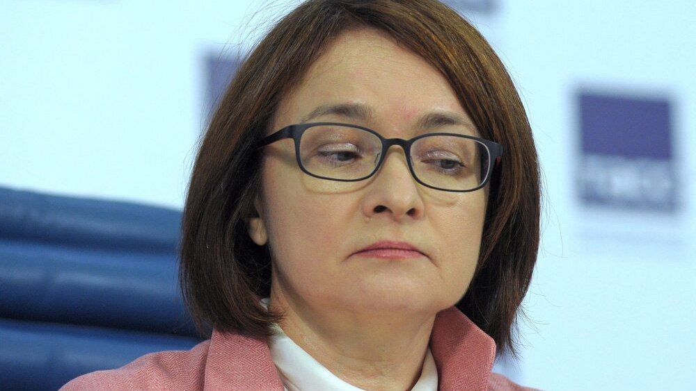 Глава ЦБ не видит причин снова надевать броши после заседаний по ключевой ставке