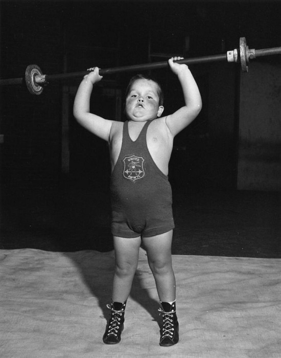 4-летний Джек Ингл поднимает изрядный вес над головой, 1956 год.