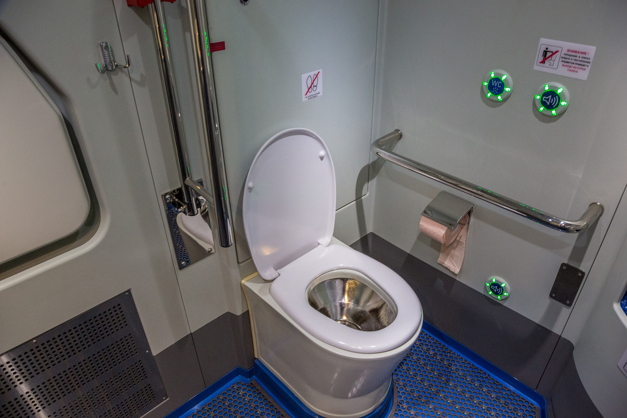 Биотуалет в вагоне поезда. Туалет в электричке Иволга. Поезд Иволга для МЦД туалет. Туалет в поезде. Туалет в электропоезде.