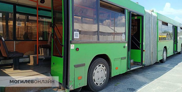 В Бобруйске пассажирка автобуса упала на ходу и получила серьезные травмы - судили водителя за то, что наехал на бордюрный ка...