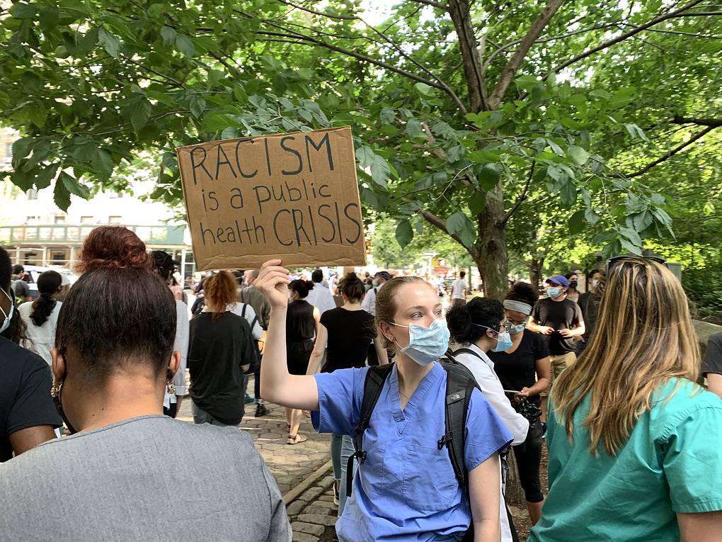 "Расизм - это пандемия". В Нью-Йорке медики вышли на митинг в поддержку афроамериканцев