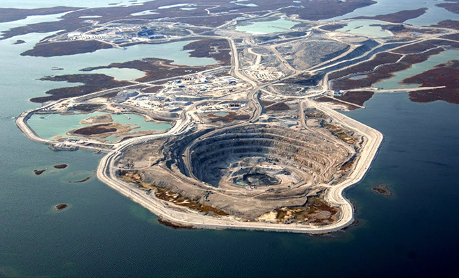 Алмазный рудник посреди озера копают уже 20 лет. Очень скоро глубина ямы будет 400 метров и вода ее не заливает