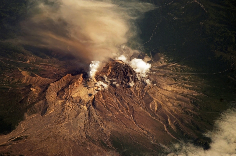 Власти США предупредили авиакомпании об извержении вулкана на Алеутских островах