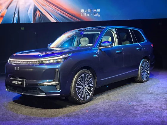 Крутой аналог Mercedes-Maybach GLS и BMW X7. Представлен роскошный шестиместный внедорожник Geely Galaxy M9 с расходом 4,8 л/100 км и динамикой спорткара