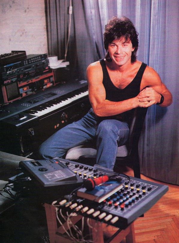 Яркие и редкие кадры отечественных знаменитостей, сделанные в 90-е годы 90-е,звезды,знаменитости,шоу-бизнес