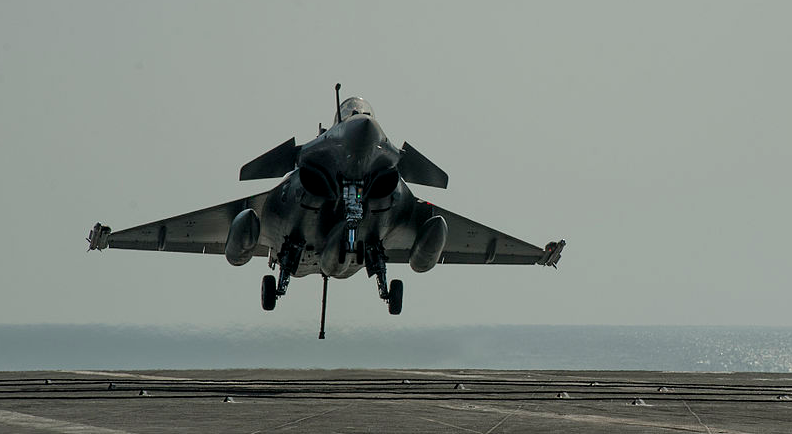 Французский многоцелевой истребитель Dassault Rafale готовится к посадке на американский авианосец после работы над Ираком. Фото из откр. источников