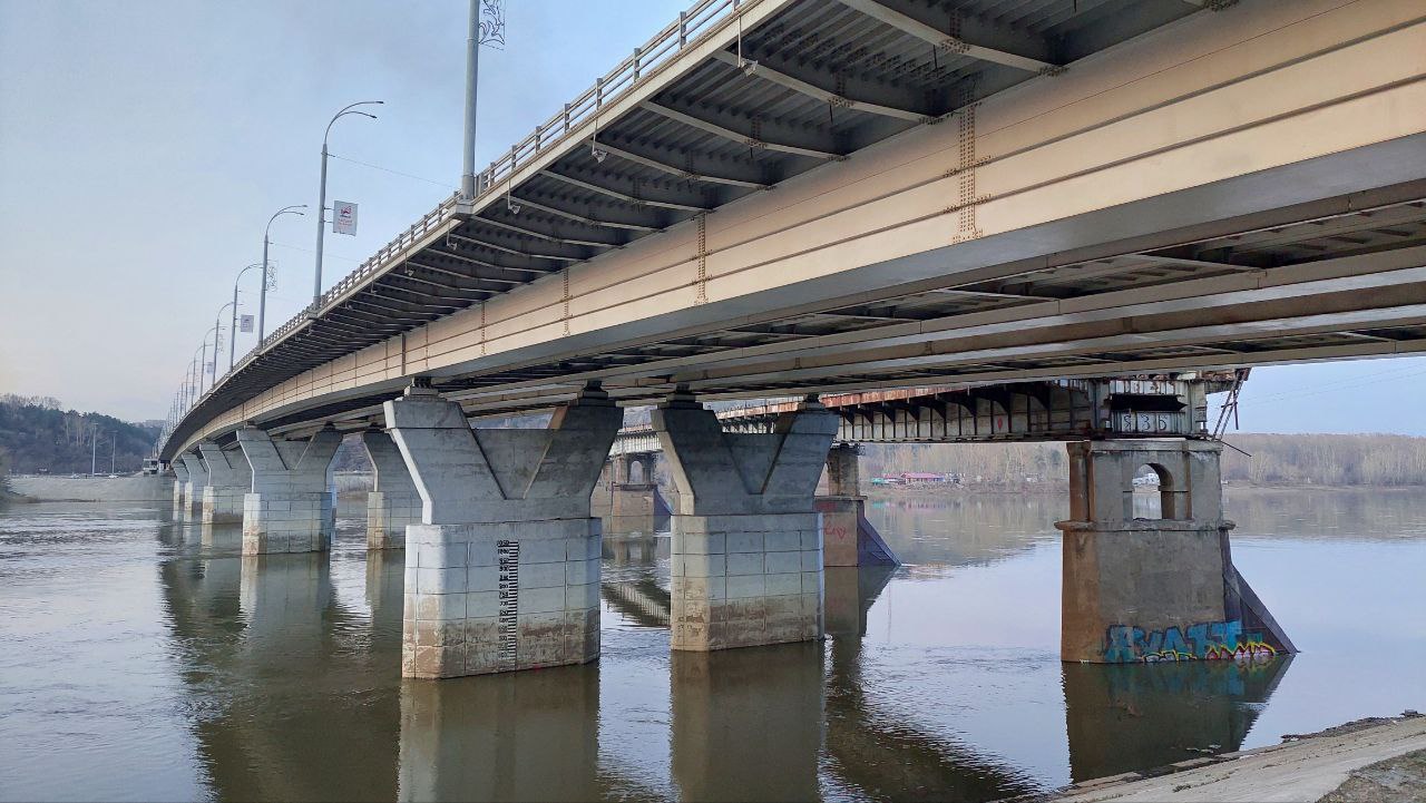 Уровень томи. Мост Свердлова Кузнецк. Старый Кузнецкий мост Кемерово. Мост Кемерово. Железнодорожный мост через Томь в Кемерово.