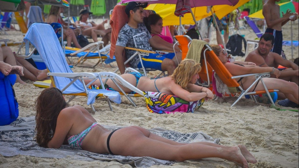 почему сейчас лето. температура в аргентине сейчас. пляж песок люди толпа. Jared leto age. джаред лето возраст.