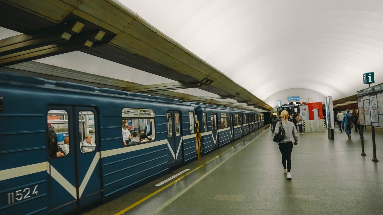 Неуравновешенная женщина потребовала обыскать ее в метро Петербурга