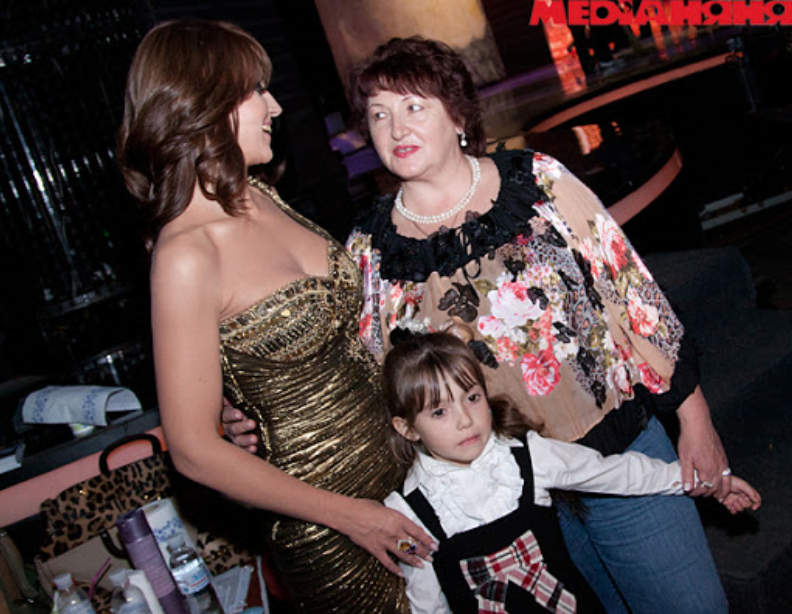 Оксана Марченко с мамой и дочкой Дашей