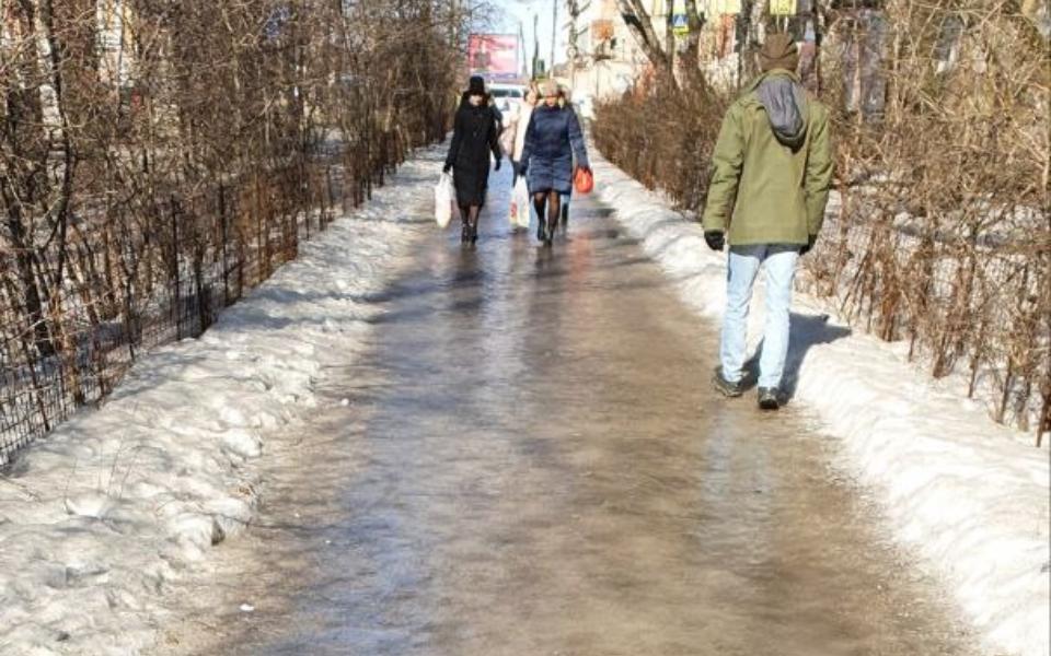 Ледяной тротуар. Гололед в Рязани. Март гололед ручьи. Гололёд в живописи. Гололед на улице.