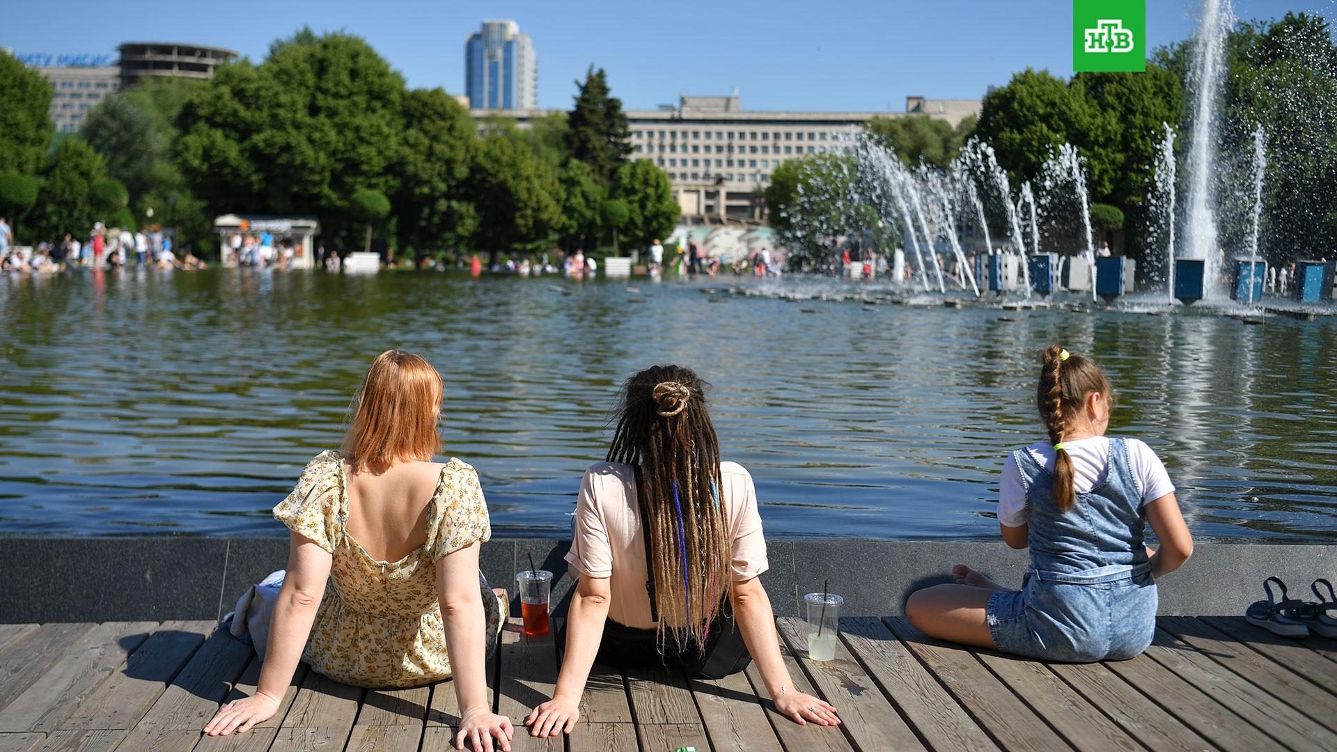 Будет ли жаркое лето в москве. Москва лето жара. Жаркое лето в Москве. Самое жаркое лето в Москве. Москва жарким летом.