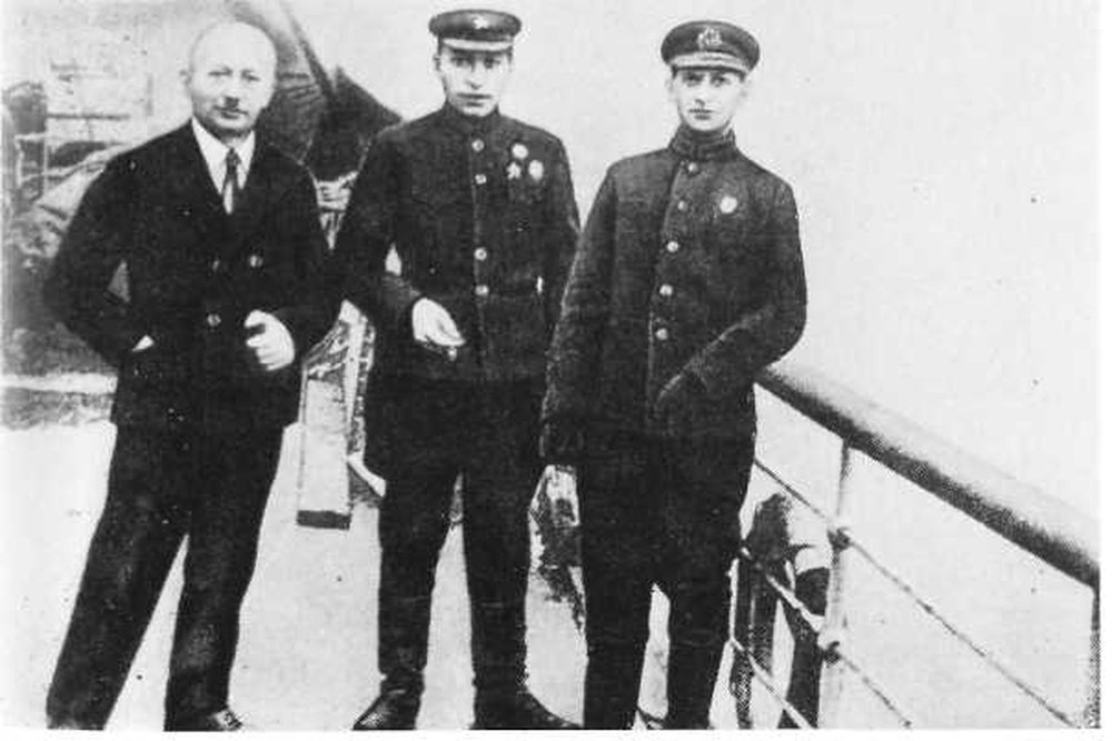 Н.Н. Зубов (слева) на борту ледокольного парохода "Садко".