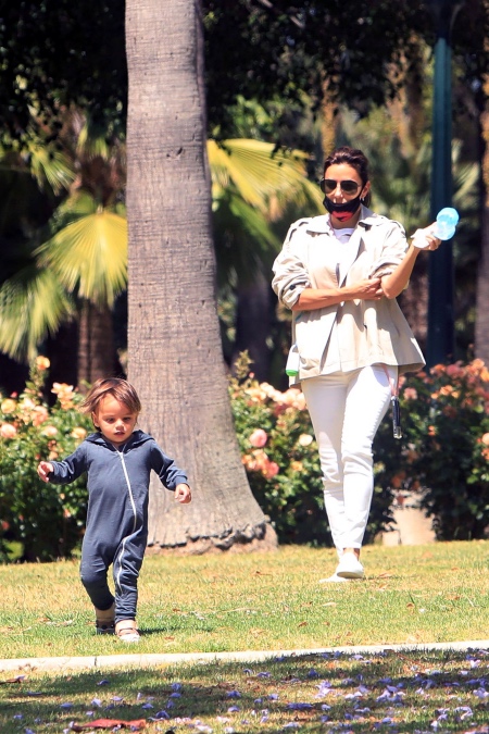 Познавая мир: Ева Лонгория и ее сын Сантьяго исследуют парк возле дома Познавая мир: Ева Лонгория и ее сын Сантьяго исследуют парк возле дома Дети,Дети знаменитостей