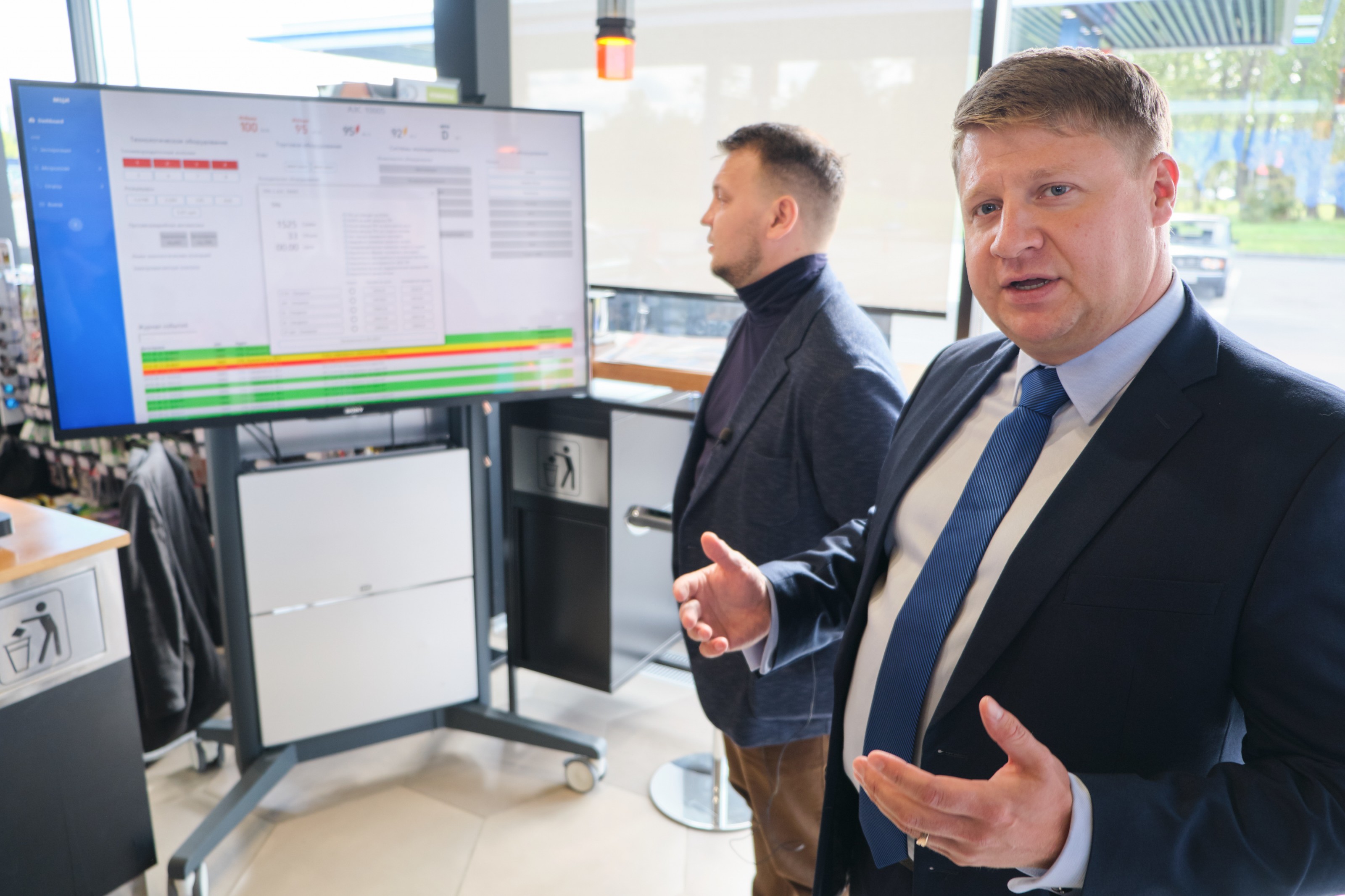 Любовь, бензин и роботы. Как устроена современная АЗС Любовь, бензин и роботы. Как устроена современная АЗС автомобили,автомобиль,машины,НОВОСТИ,Россия,советы