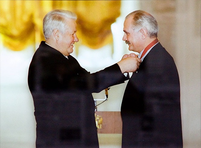 Президент Борис Ельцин награждает Никиту Михалкова орденом «За заслуги перед Отечеством» III степени. 1999 год.