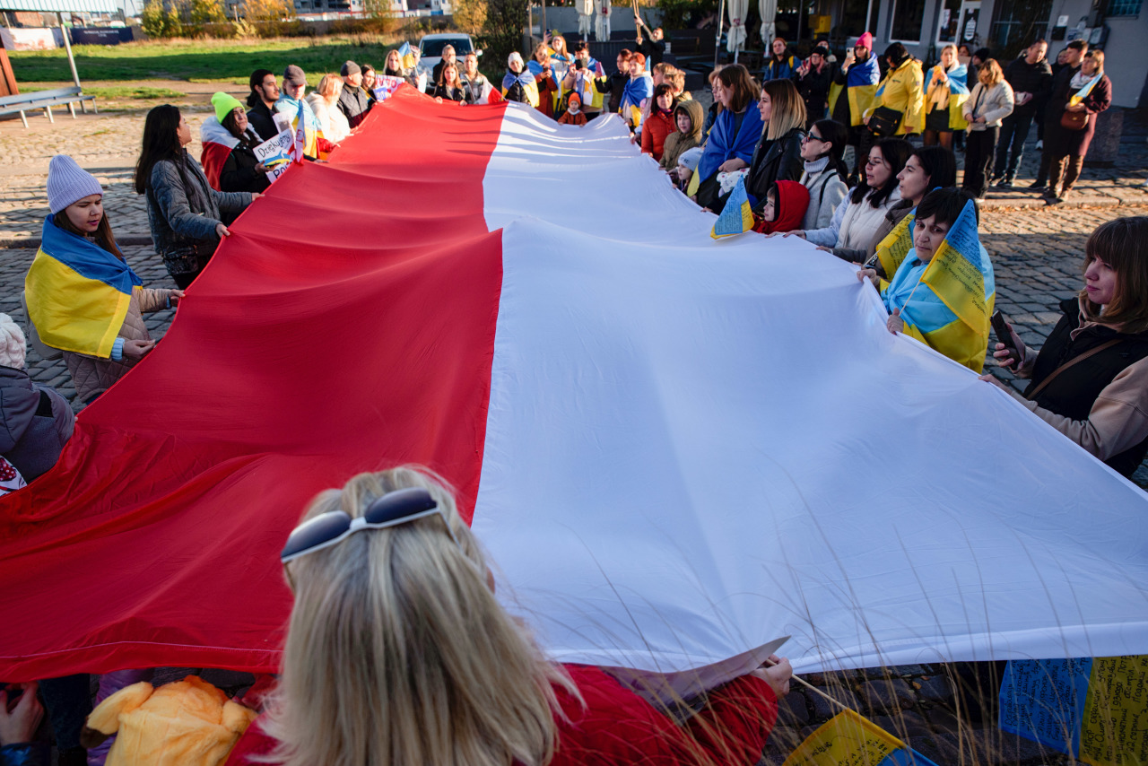 Сын украинца. Беженцы с Украины. Польша и Украина. Фото флага. Поляки и украинцы.