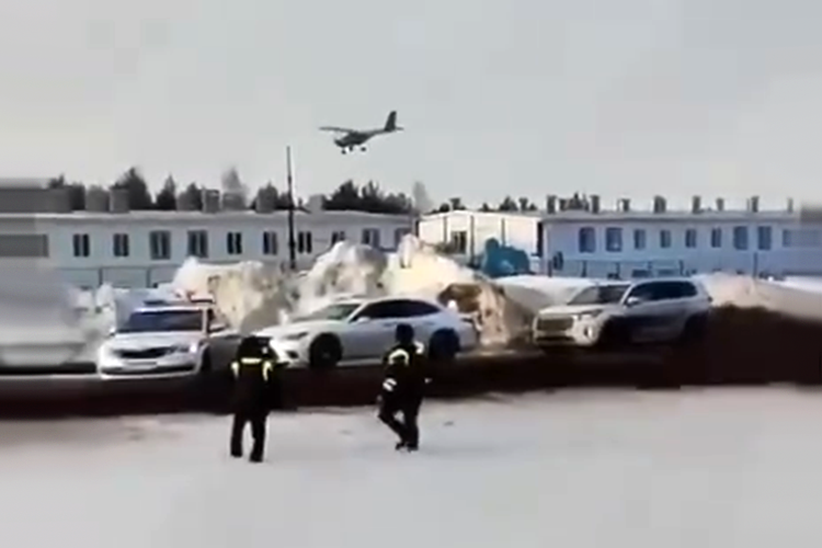 Судя по кадрам, снятыми очевидцами, минимум один похож на сверхлегкий самолет А-22 от украинской компании «Аэропракт»
