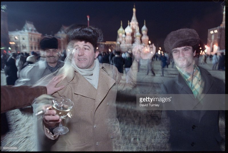 Традиция встречать Новый год на Красной площади тоже появилась ещё в СССР. Дядьки пьют шампанское: СССР, новый год, праздник