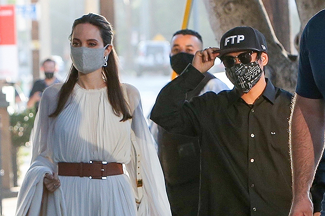 Анджелина Джоли в струящемся кремовом платье на прогулке с сыном Паксом в Лос-Анджелесе Звездный стиль