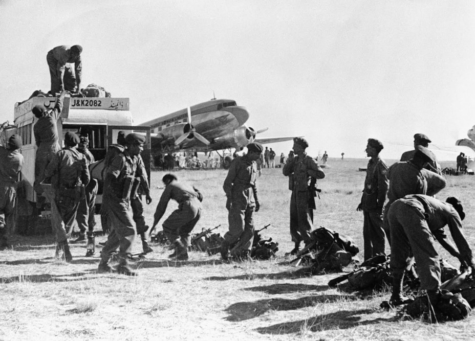​Индийские войска прибывают в аэропорт Сринагара – летней столицы Кашмира. 27 октября 1947 года - Фото дня: кашмирский узел | Военно-исторический портал Warspot.ru