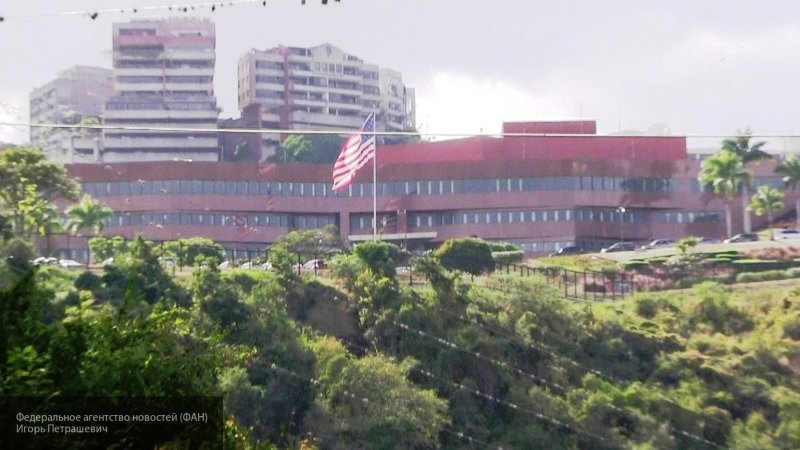 Мадуро приказал усилить охрану здания посольства США в Каракасе
