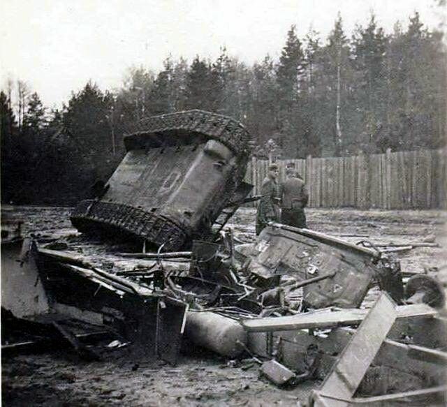 Довольно известный эпизод танкового тарана под Брянском, в ходе которого Т-34 хорошенько "покатался" по немецкой автомобильной колонне, но, в итоге, перевернулся.